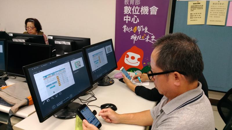 學員正在實際操作google地圖