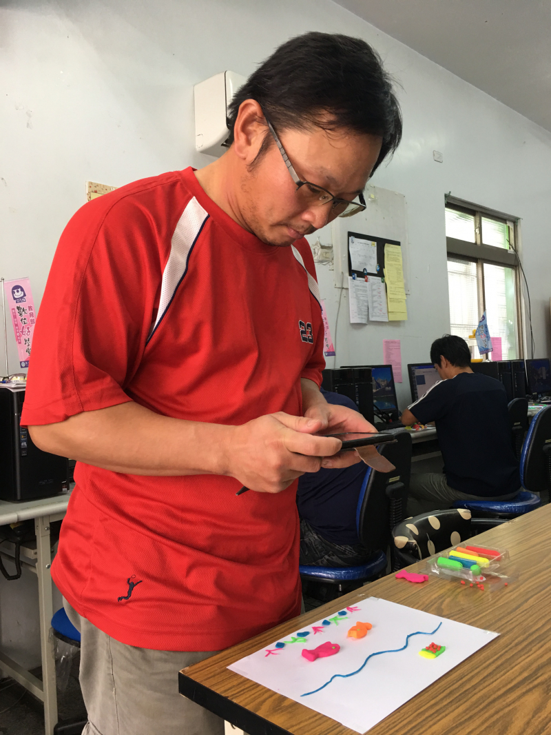 學員正認真，編排作品，拍攝動畫素材