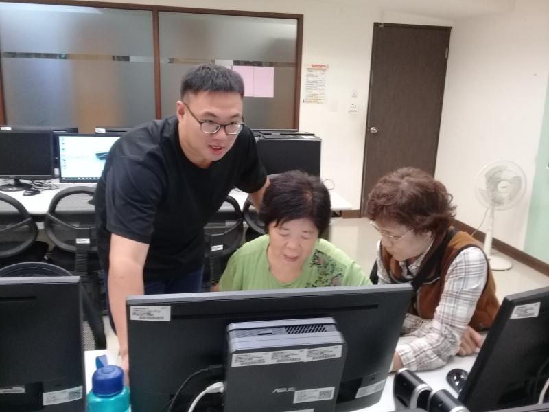 學員與講師討論google地圖上應新增的景點