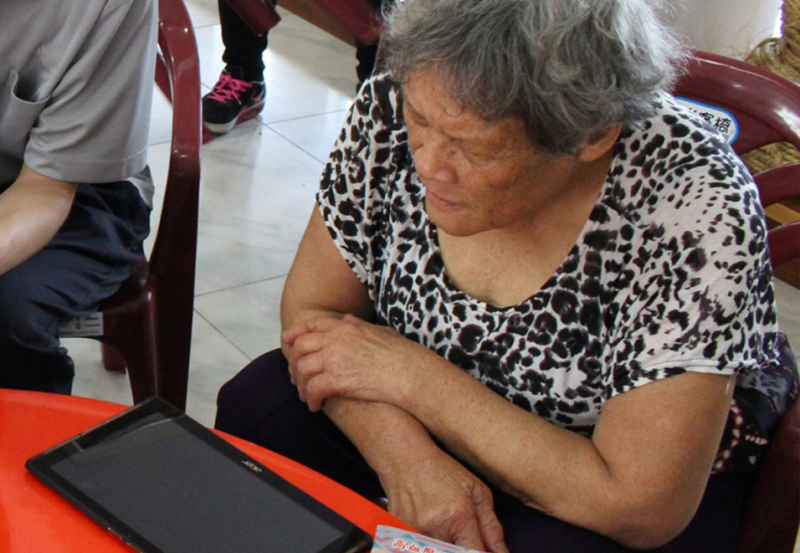 學員低頭看著平板操作練習