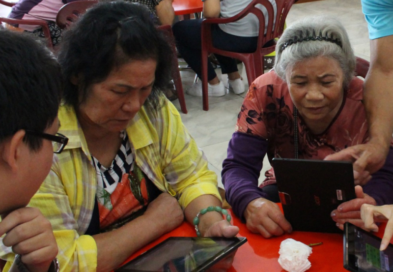 學員們認真學習使用平板