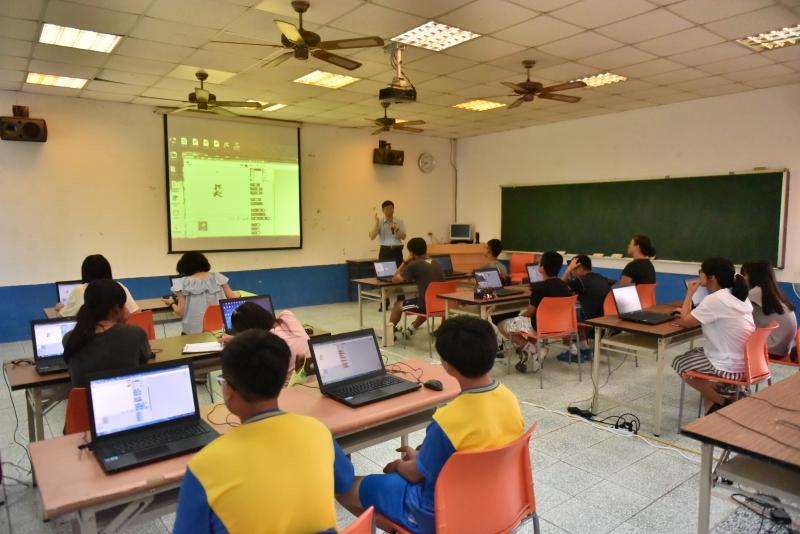 學員們悉心聽課中。