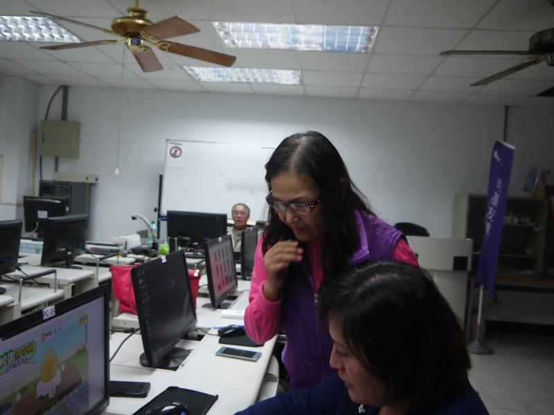 圖為泰安數位中心負責人吳校長協助學員操作與應用，真的是非常專業的課程助教喔！