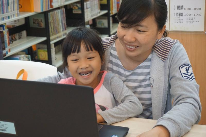家長和孩子一起玩創意塗鴉，看親子的笑容就知道數位閱讀的魔力了。