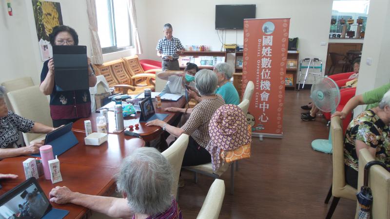 e化樂活數位手機Ｂ班-封面照