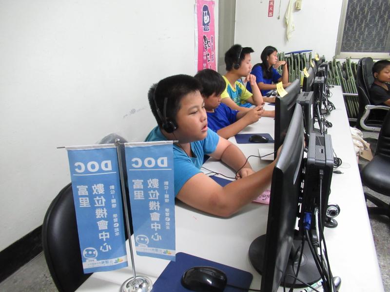 學員利用電腦編修錄音