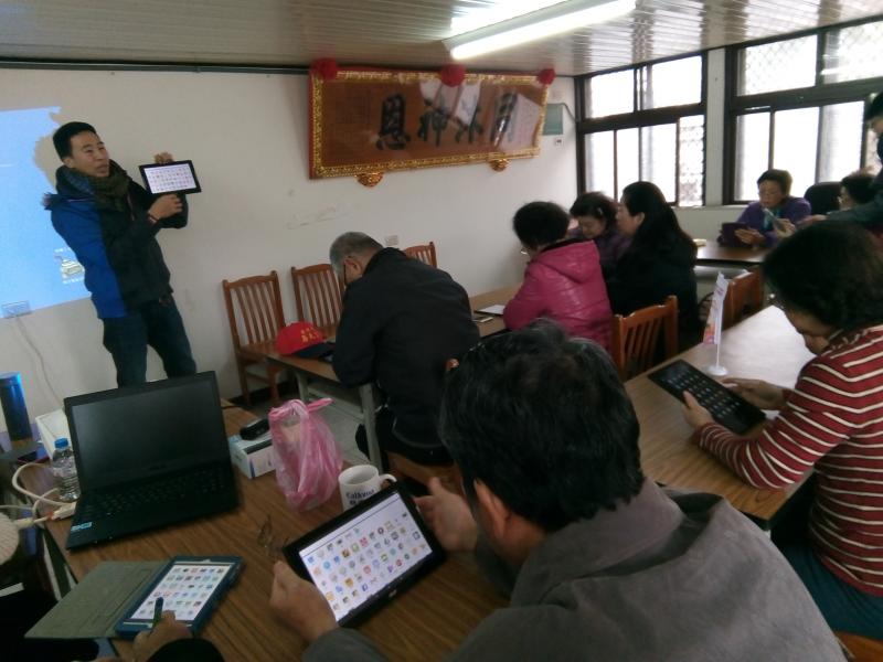 鳳林數位機會中心平板電腦e點就通課程，老師仔細講解課程畫面