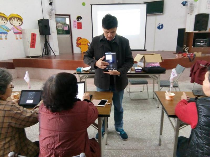 鳳林數位機會中心平板電腦數位課程，講師向學員示範操作過程