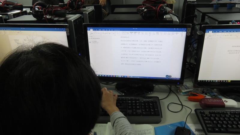 學員第一次嘗試用電腦打字