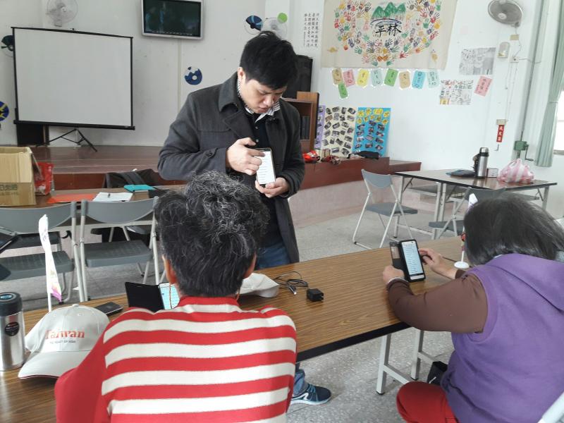 鳳林數位機會中心鳳林好好看影像班課程，講師講解操作