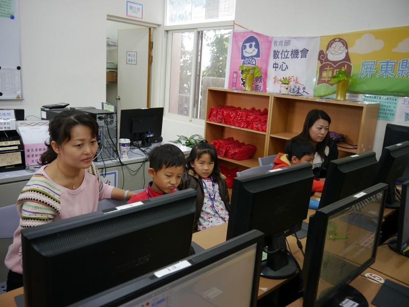 家長加入參與學習數位應用與孩童互動。