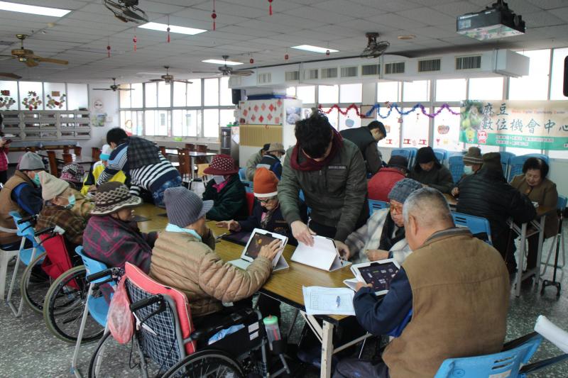 有部分長輩慢慢上手