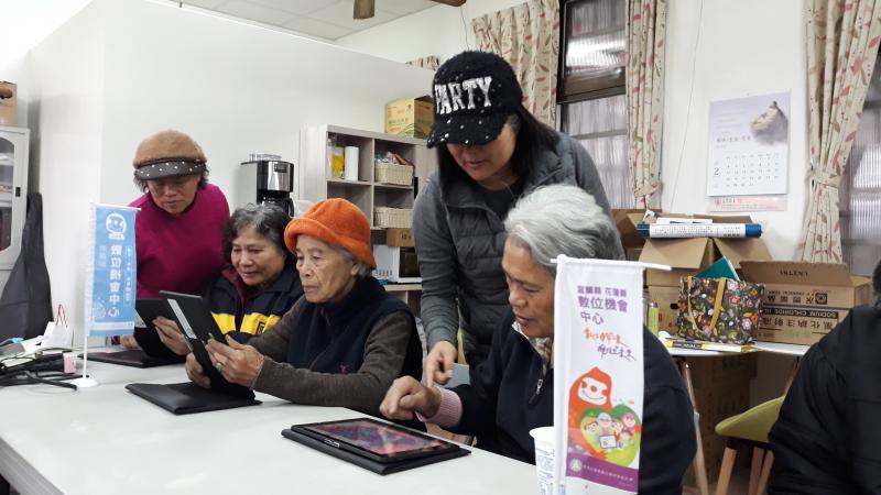 一對一協助學員解決問題