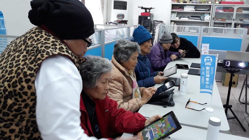 講師與學員上課畫面 自行操作平板練習