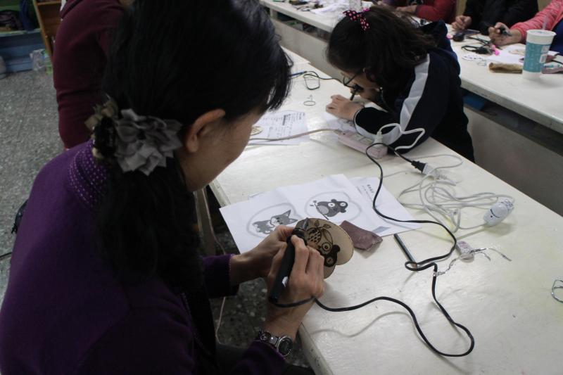 動作快的學員早已動手燒製杯墊作品