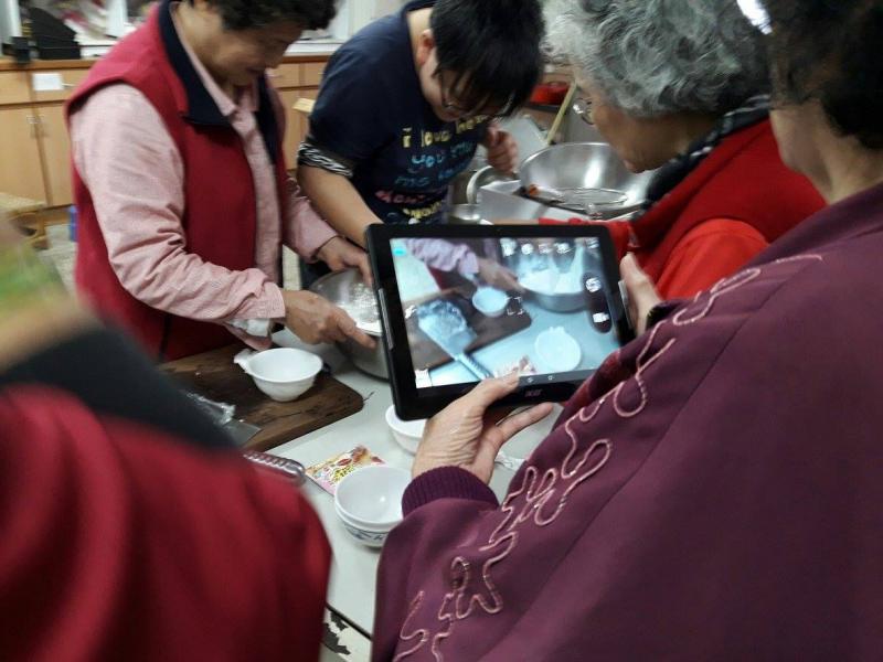 鳳林數位機會中心超級料理師課程，學員運用平板做料理