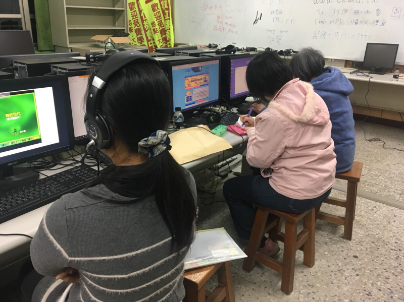 學員們對於新系統都非常好奇