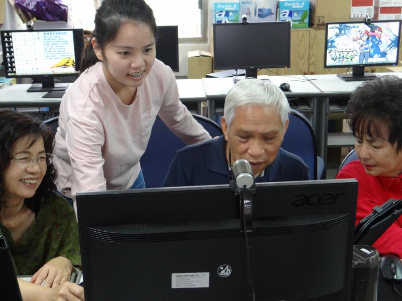 學員實作碰上困難，講師指導後露出笑容。