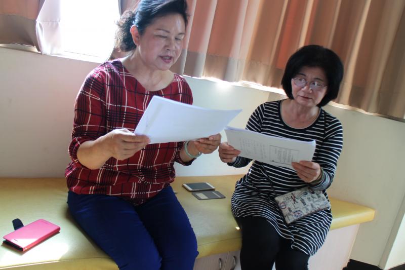 學員找個空間練習對話