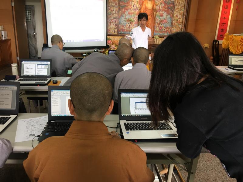 在永明寺DOC文書處理基礎班講師講授與助教協助情形
