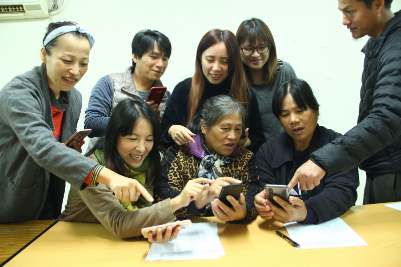 泰安鄉司馬限部落婦女學員們齊聚一同學習手線日常生活應用。
