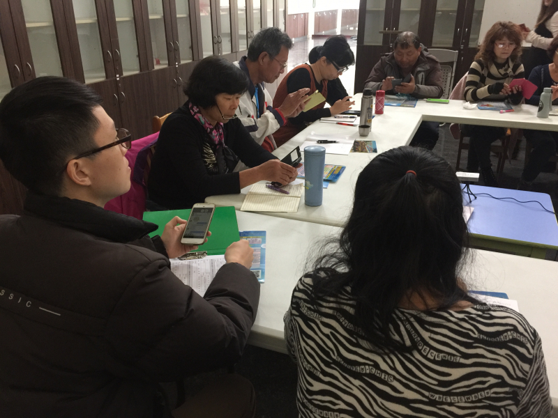 慶安里的學員們上課中