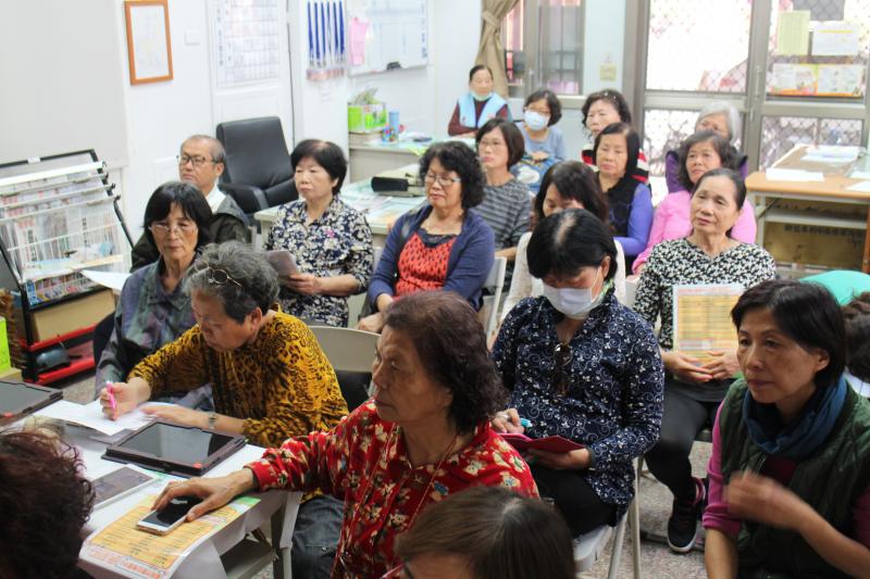 講師分步驟的指導，學員依序的學習