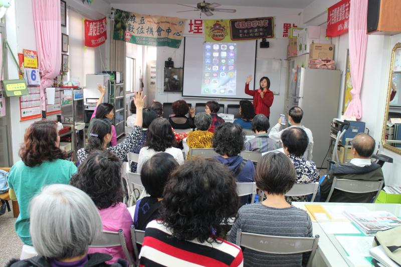 運用手機畫面投潁教學，更可以清楚得學習影片編輯操作