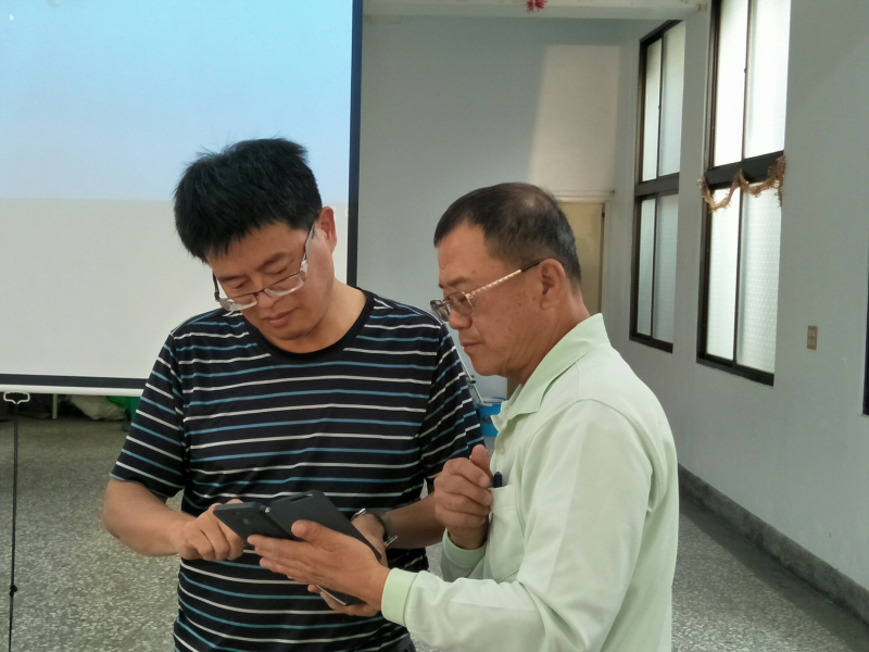 講師指導學員如何操作line介面。