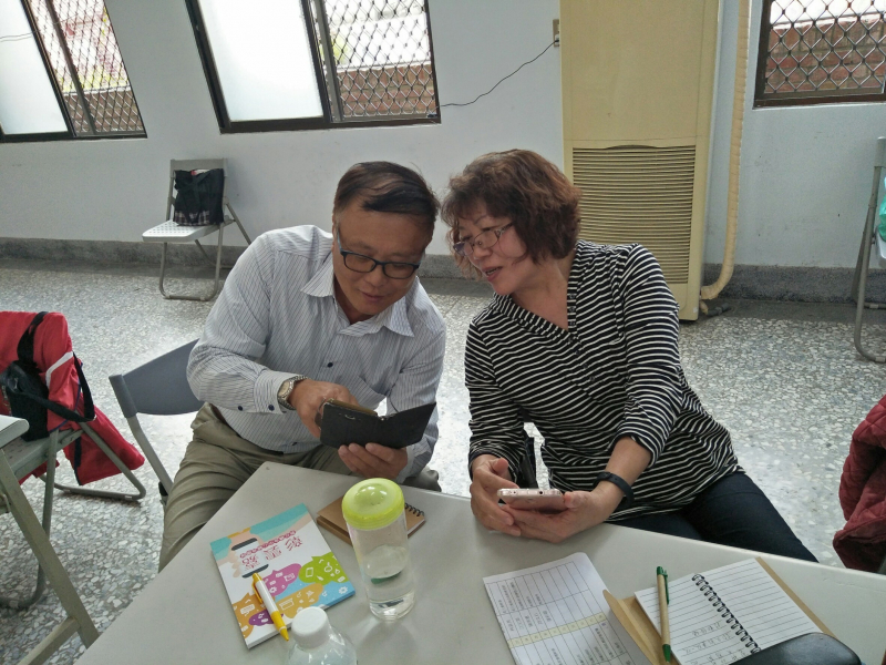 學員們互相指導如何加好友進到自己的line好友圈。