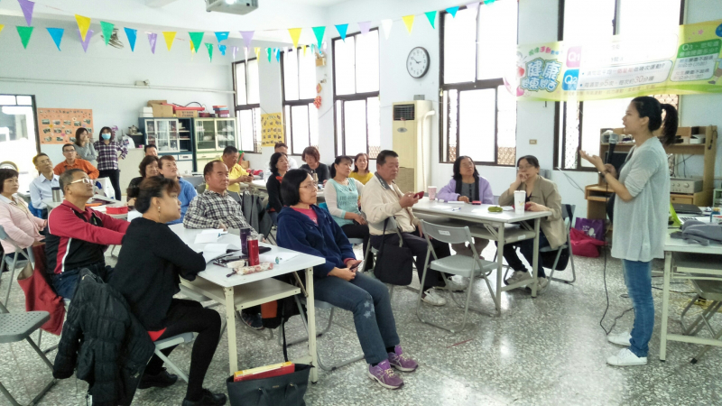 講師說明課程內容，學員悉心聽課。