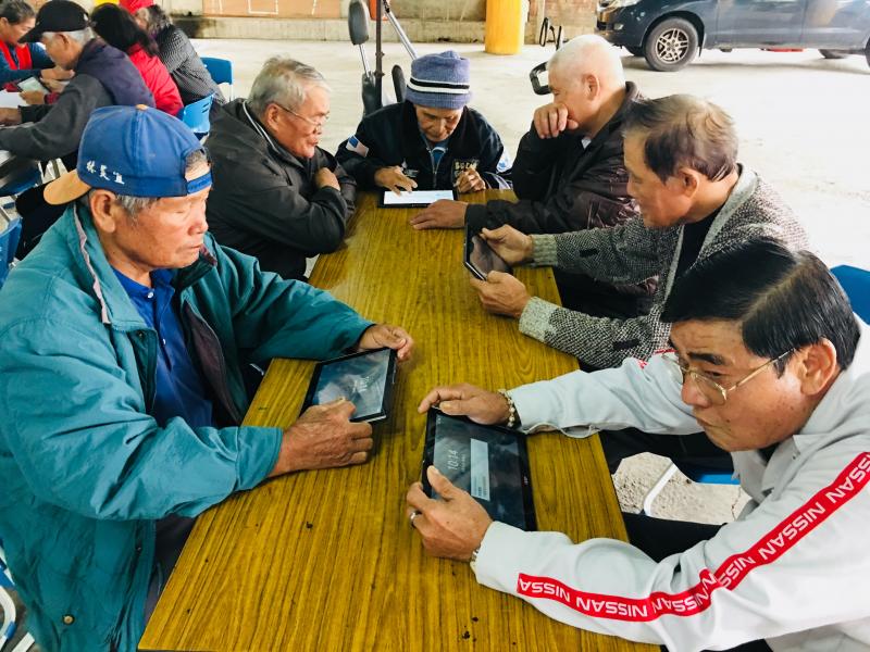 學員從最基本的開關機開始練習