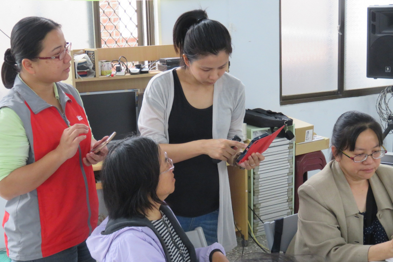 講師協助學員LINE Camera設定