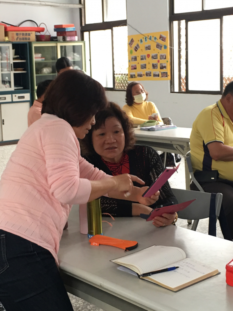 學員互相研究LINE Camera美肌功能。