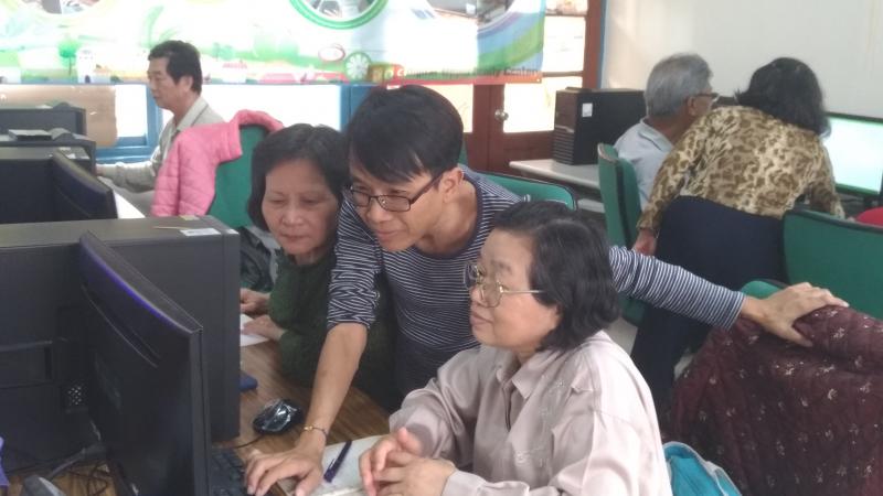 助教協助指導操作