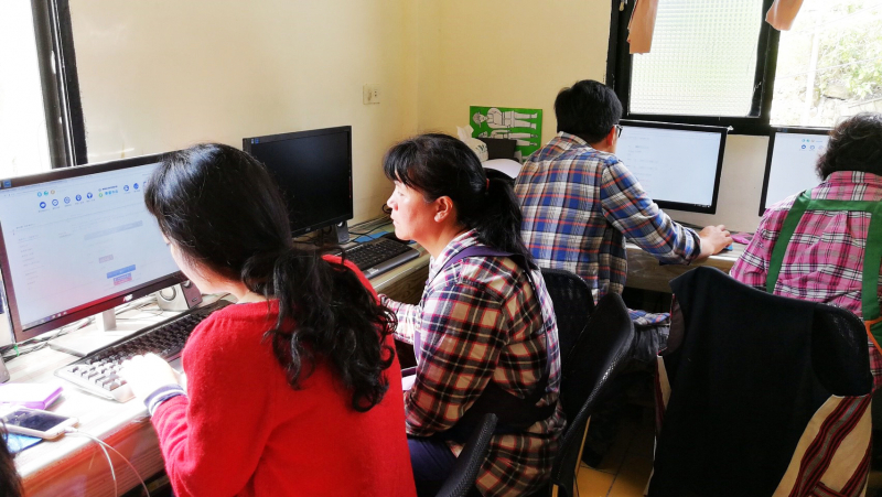 學員透過學習中心的平台觀看學習一點通學習線上課程，增進新技能。
