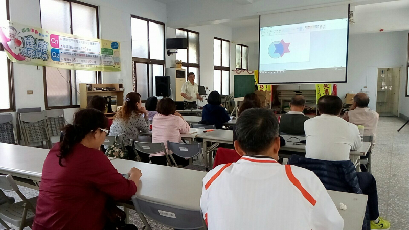 學員悉心聽課，並照著講師步驟實作。