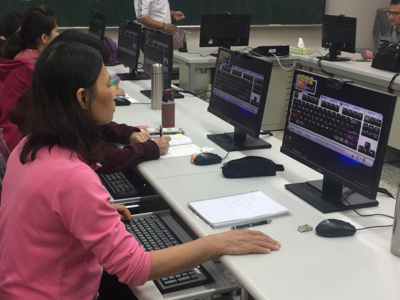 教導學員認識鍵盤後讓學員練習打字