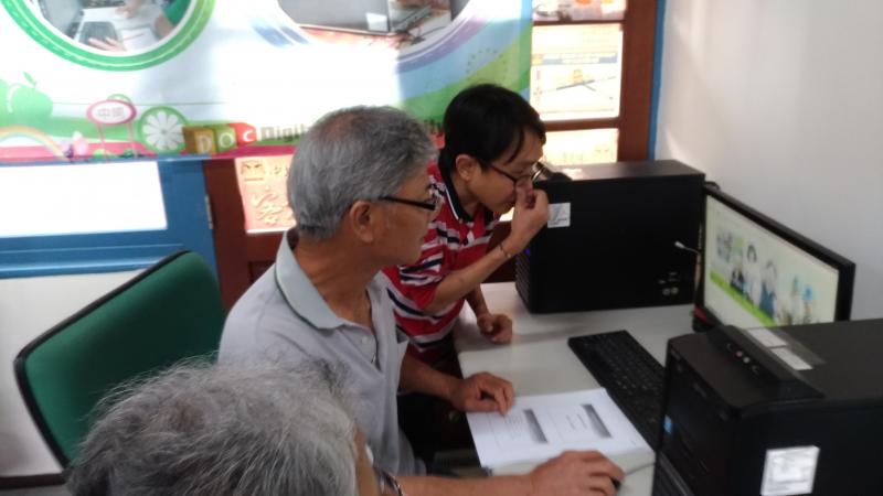 教導學員上偏鄉數位學習網站操作情況