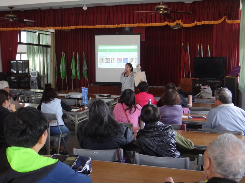 講師授課，學員們悉心聽課中。