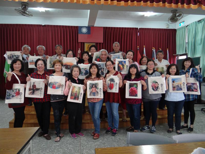 轉印課程，學員作品集，與講師大合照。