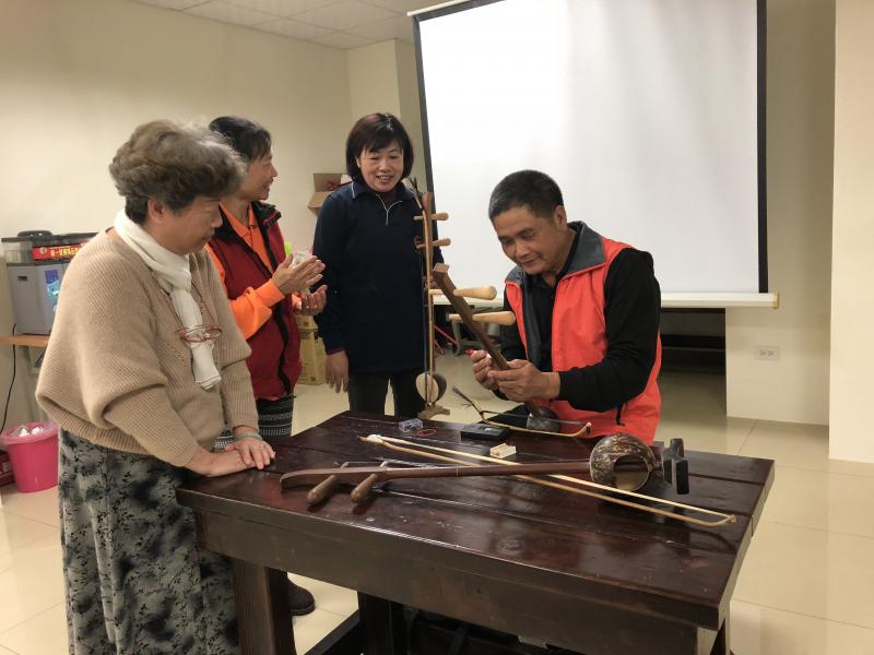 張火爐老師指導學員椰胡調音