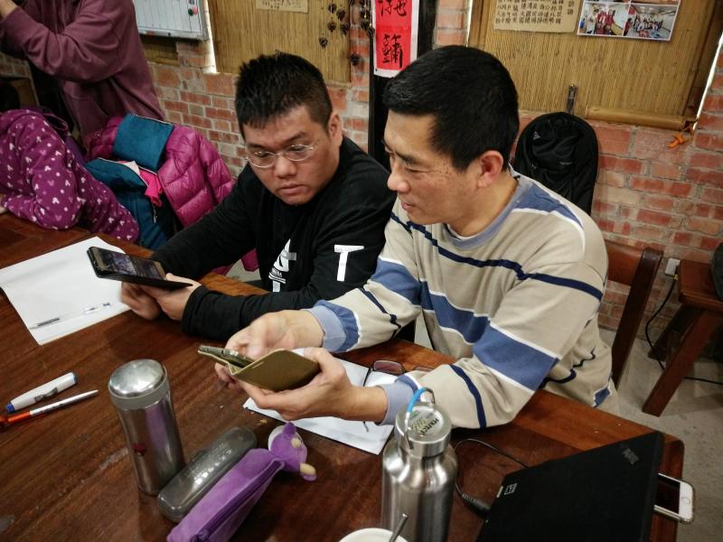 學員學習FB APP直播的步驟。