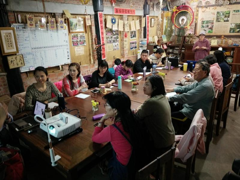 學員們認真上課。