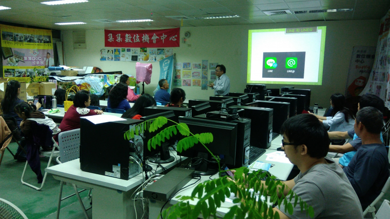 LINE@社群行銷SO EASY課程，講師為學員講說LINE的行銷操作與差異