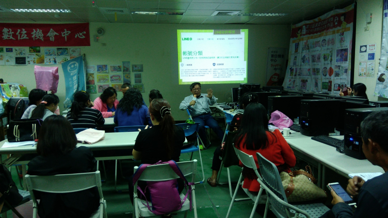 LINE@社群行銷SO EASY課程，講師認真的為學員講解