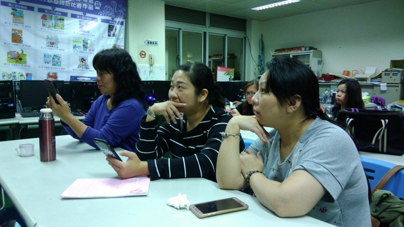 LINE@社群行銷SO EASY課程，學員認真聽課並同時用手機練習操作方式