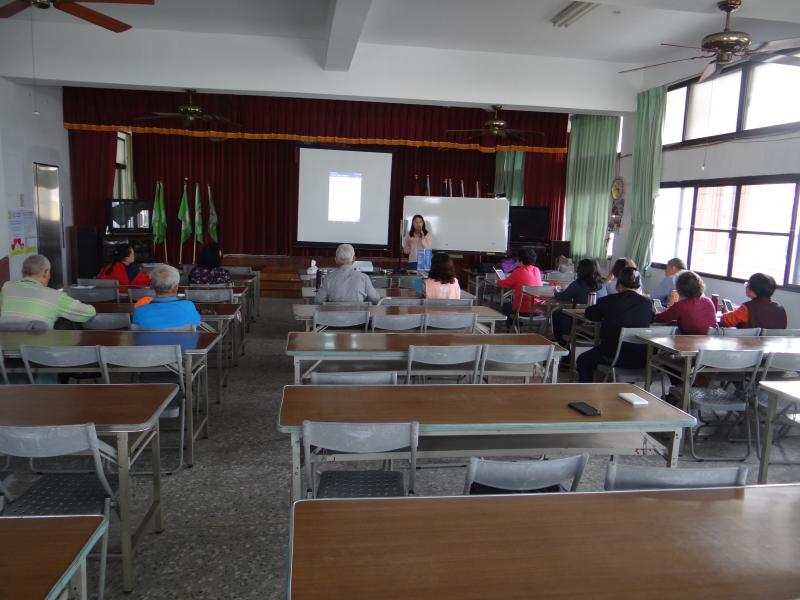 智慧e點靈課程開始，學員悉心聽課中。