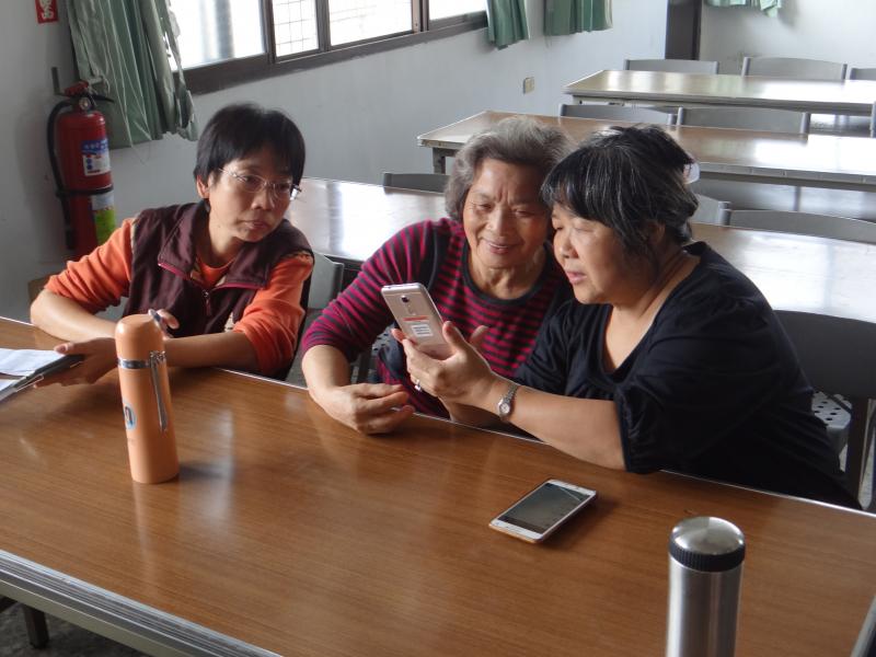 三位學員實作，互相幫助進度慢的同學。