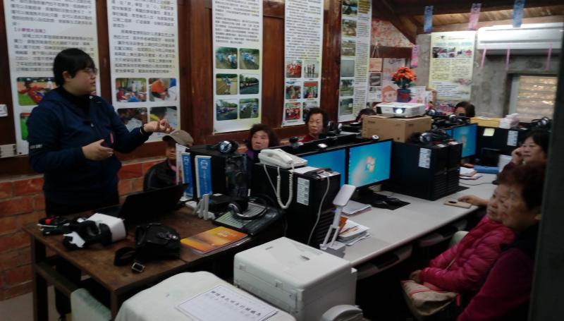 老師解說現代科技如何進入虛擬實境，學員都很認真聽講